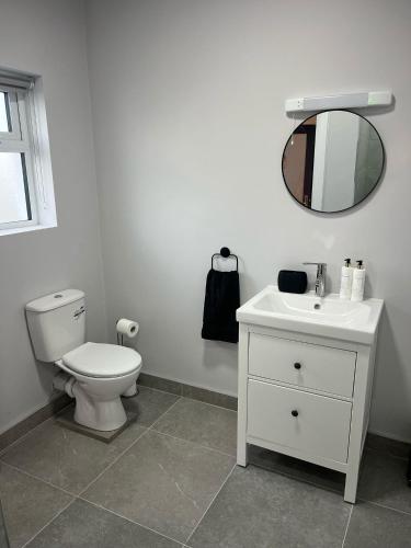 LettermullanにあるSea View Apartmentのトイレと鏡のある白いバスルーム