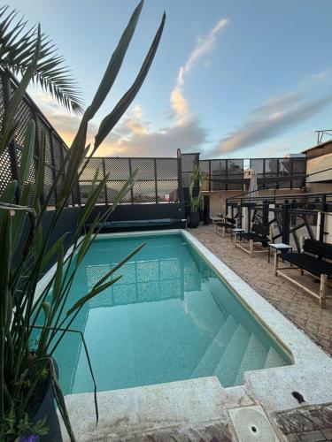 Bazén v ubytování Riad Basidi piscine chauffée sur le toit de la médina nebo v jeho okolí