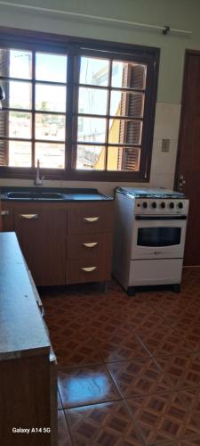 Η κουζίνα ή μικρή κουζίνα στο Apartamento inteiro no centro - 1 cama casal e solteiro, fronteira Brasil-Uruguai