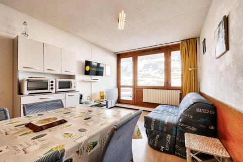 un salon avec une table de salle à manger et une cuisine dans l'établissement Résidence Le Tourmalet - maeva Home - Studio au pied des pistes 4 personnes - Confort MAE-8911, à La Mongie
