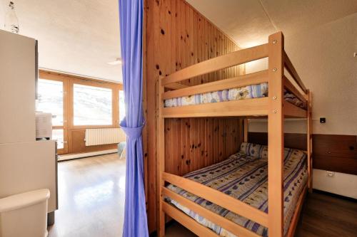 - une chambre avec 2 lits superposés dans une maison dans l'établissement Résidence Le Tourmalet - maeva Home - Studio au pied des pistes 4 personnes - Confort MAE-8911, à La Mongie