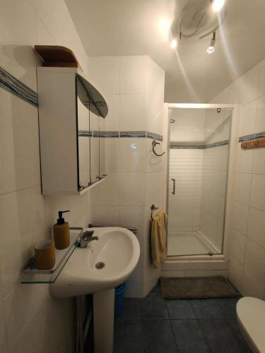 une salle de bain blanche avec un lavabo et une douche dans l'établissement Résidence Palmyra - APpartement 2 pièces les pieds dans l'eau MAE-2401, au Barcarès