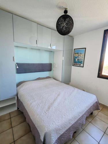 une chambre avec un grand lit dans une pièce dans l'établissement Résidence Palmyra - APpartement 2 pièces les pieds dans l'eau MAE-2401, au Barcarès