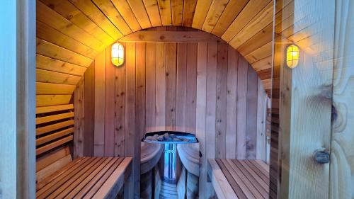 a sauna with a table in the middle at WesterOurthe 6 personen Sauna in Durbuy
