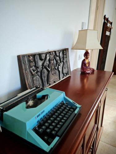 a blue keyboard sitting on top of a desk at Villetta 2 piani in Borgo Ticino