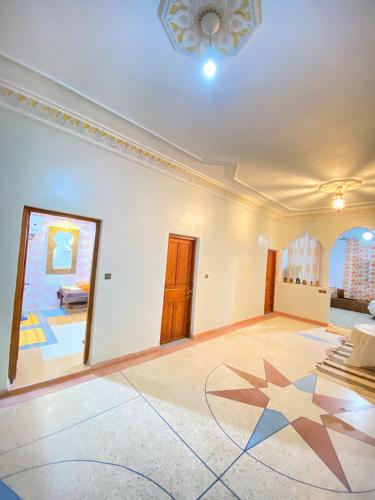 a large living room with a large mirror on the wall at Guest House Abde Rrahim Baallal in Skoura