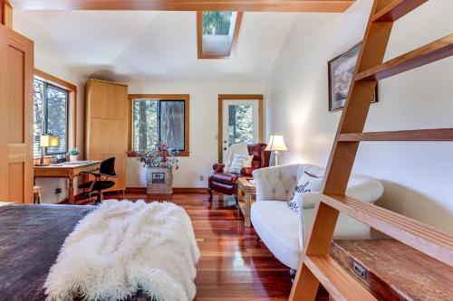 a bedroom with a king bed and a living room at 11 Mi to Downtown Napa Wine Country Cottage in Napa