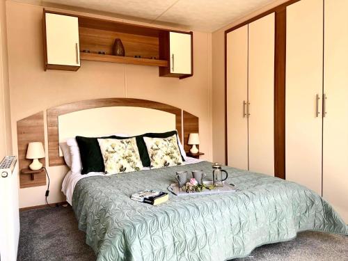 Ένα ή περισσότερα κρεβάτια σε δωμάτιο στο Homely 6 Berth Caravan At Southview Holiday Park Ref 33005Ml
