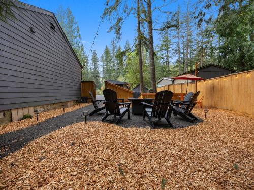 a patio with a table and chairs in a yard at Mt Air Motel in Mount Hood Village
