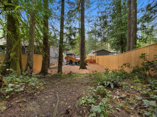 a backyard with a wooden fence and trees at Mt Air Motel in Mount Hood Village
