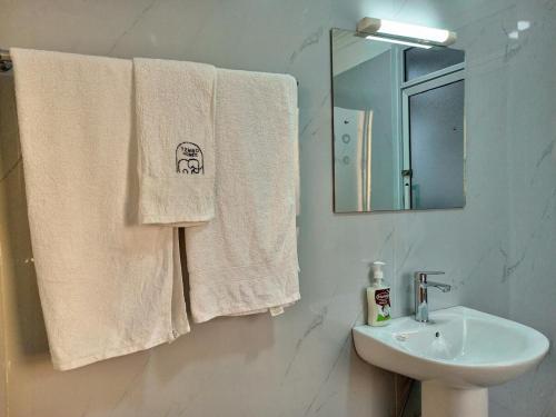 Ένα μπάνιο στο Tembo Homes Riverside Apartments