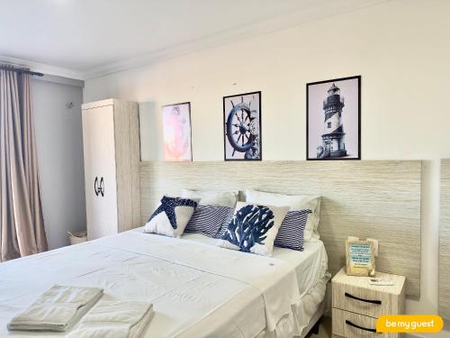 a bedroom with a large bed with a clock on the wall at Solarium Residence no Porto das Dunas in Aquiraz
