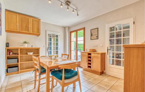 Dapur atau dapur kecil di Pet Friendly Home In Trémolat