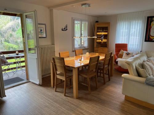 a dining room and living room with a table and chairs at Engel Ingold Lodge Chalet "Bärgblümli" in Habkern