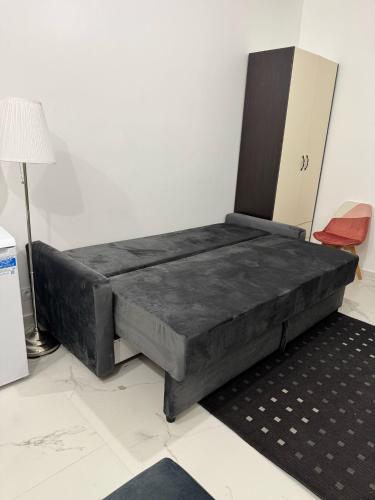 Cette chambre comprend un grand lit et une chaise rouge. dans l'établissement Studio Di&No, à Nice