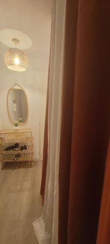 une chambre avec un miroir et un rideau dans l'établissement Appartement bord de mer, à Fréjus
