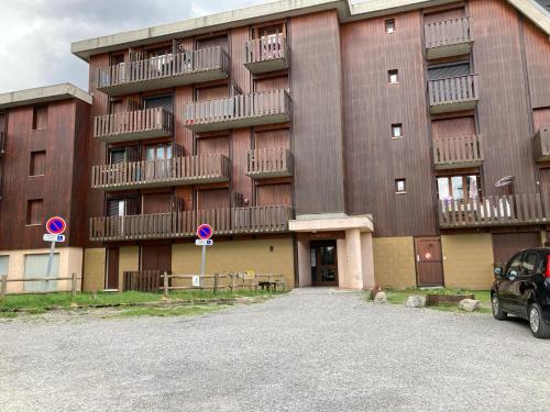 a building with a parking lot in front of it at STUDIO 4 COUCHAGES A St JEAN-MONTCLAR ÉTÉ/HIVER in Montclar