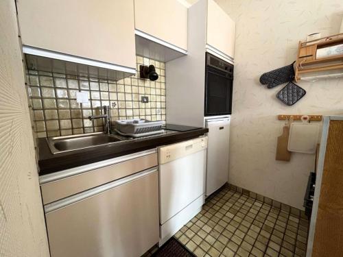 une petite cuisine avec un évier et un comptoir dans l'établissement Résidence Claire - Arcachon – T2 en Plein Centre-Ville MAE-5414, à Arcachon