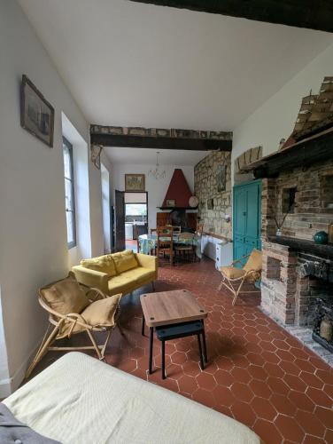 O zonă de relaxare la Maison de famille entre mer & collines - Charme, citronniers et tranquillité - accès marche et sentier 3 min