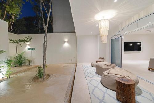 トゥルムにあるCasa Vida Tulumの2つのビーズクッションと木が置かれた部屋