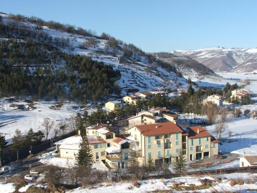 a village in the snow on a mountain at Lieta Sosta in Colfiorito