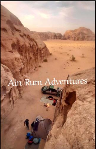 a view of a desert with a car parked in the desert at مغامرات عين رم in Jurf ad Darāwīsh