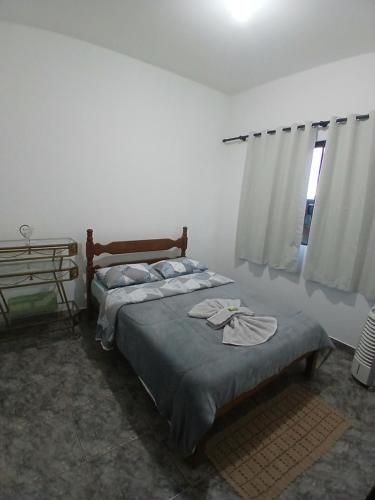a bedroom with two beds and a window at Casa na Serra da Canastra in São Roque de Minas