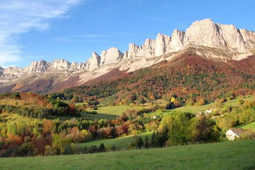 a view of a mountain range with fall foliage at La Colombière - Vue imprenable sur l'Ardèche - Très Calme - Très bien situé - Résidence Privée in Montélimar