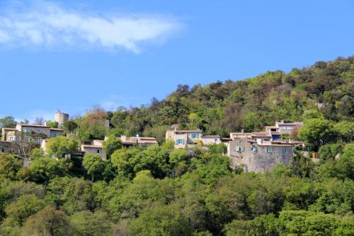 a village on a hill with trees and houses at Terrasses De Saint Martin - Très Calme et Agréable avec Grande Terrasse Ombragée - Résidence Privée - Idéalement située - Parking privatif possible in Montélimar