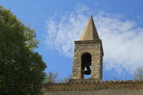 a bell tower on top of a building at Terrasses De Saint Martin - Très Calme et Agréable avec Grande Terrasse Ombragée - Résidence Privée - Idéalement située - Parking privatif possible in Montélimar