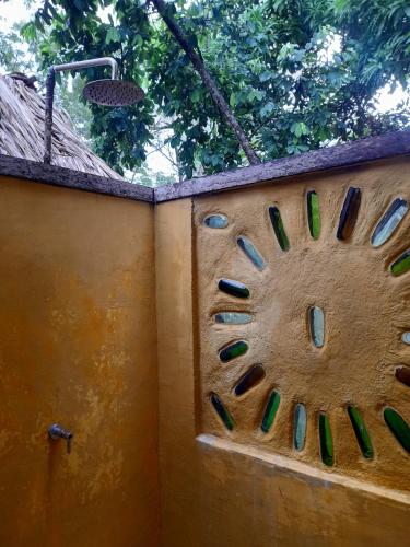 a clock on the side of a wall at Cabañas Luna Escondida in Capurganá