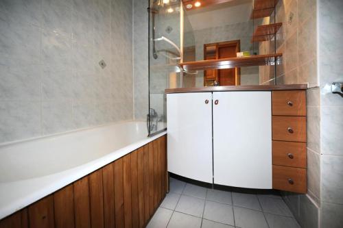 une salle de bain avec une baignoire, un lavabo et une douche dans l'établissement Résidence Chaviere - Studio agréable · Au pied des pistes · Balcon MAE-2754, aux Menuires