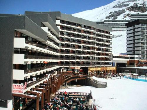 un grand bâtiment avec une foule de gens dans la neige dans l'établissement Résidence Chaviere - Studio agréable · Au pied des pistes · Balcon MAE-2754, aux Menuires