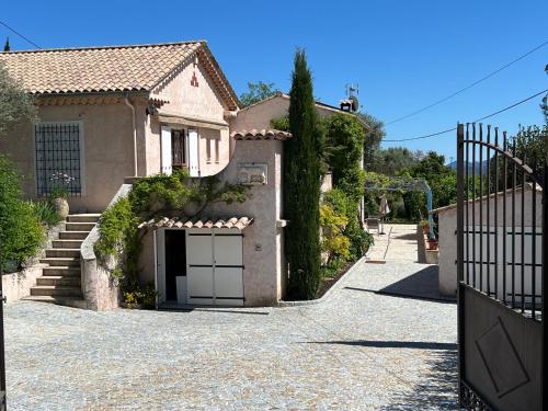 a house with a driveway with a garage at Le nid des arts in Tourrettes