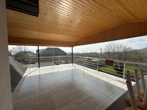 Un balcón con techo de madera con vista. en Luxury house Gabala 2, en Gabala