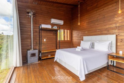 Ένα ή περισσότερα κρεβάτια σε δωμάτιο στο Cabana na serra com linda vista VST012