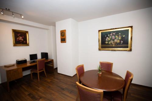a room with a table and chairs and a painting on the wall at Hotel San Francisco in Toluca