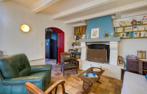 un salon avec un canapé et une cheminée dans l'établissement 3 Bedroom Stunning Home In Le Château-Doléron, au Château-dʼOléron