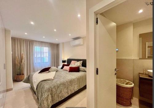 una camera da letto con un letto grande e un bagno di Pz España Palma Apartment a Palma de Mallorca