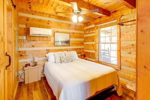 Ένα ή περισσότερα κρεβάτια σε δωμάτιο στο Noes Rest, Cherokee Lake Cabin!