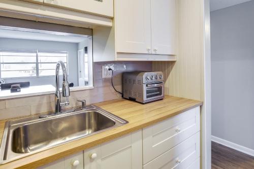 Kuchyň nebo kuchyňský kout v ubytování Community Pool Lauderhill Vacation Rental