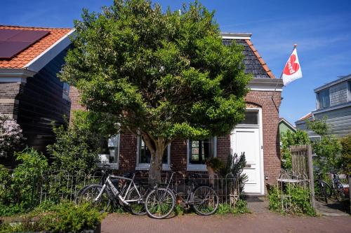 a group of bikes parked in front of a house at Your own floor in authentic picturesque dikehouse - dijkhuis181 in Amsterdam