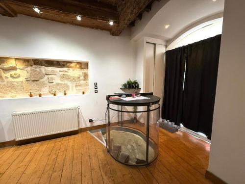 une chambre avec une table en verre au milieu d'une pièce dans l'établissement Appartement atypique 6 pers centre ville de Montpellier, à Montpellier