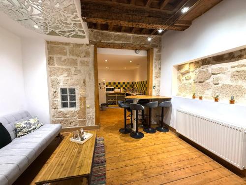 un salon avec un canapé et une table dans l'établissement Appartement atypique 6 pers centre ville de Montpellier, à Montpellier