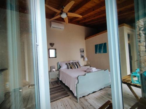 Photo de la galerie de l'établissement Νοσταλγός-Πέτρινο σπίτι με θέα στο Αιγαίο, à Skopelos