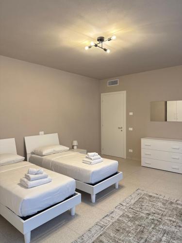 a bedroom with two beds and a ceiling at Ca' Monte 2 - Dimora Centrale 2 camere in Montebelluna