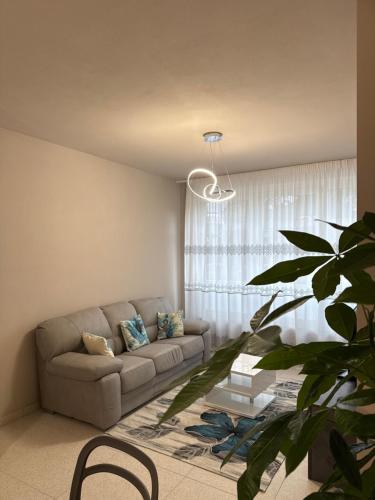 a living room with a couch and a table at Ca' Monte 2 - Dimora Centrale 2 camere in Montebelluna