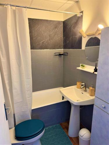 une salle de bain avec toilettes, lavabo et baignoire dans l'établissement Appartement à Erbalunga face à la mer, à Brando