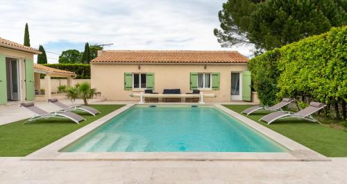 - une piscine dans une cour avec des chaises et une maison dans l'établissement Villa Césarine 4 étoiles, 8 pers, 4 chambres, piscine privée, poolhouse, clim, à Saint-Paul-les-Fonts