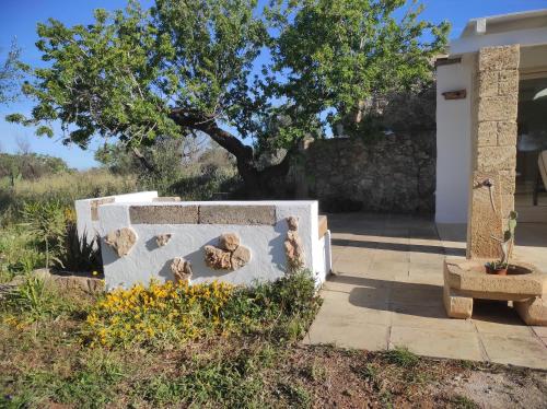 Taman di luar Trullo Contrada Specchi